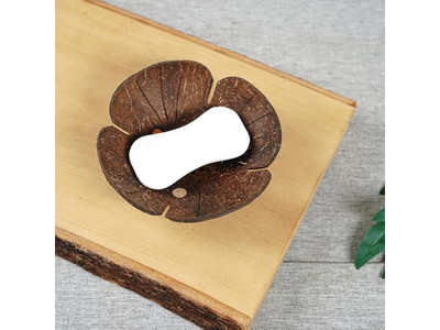 زخرفة قشرة جوز الهند البنية مع شموع وعاء صلصة كوكو الإبداعية